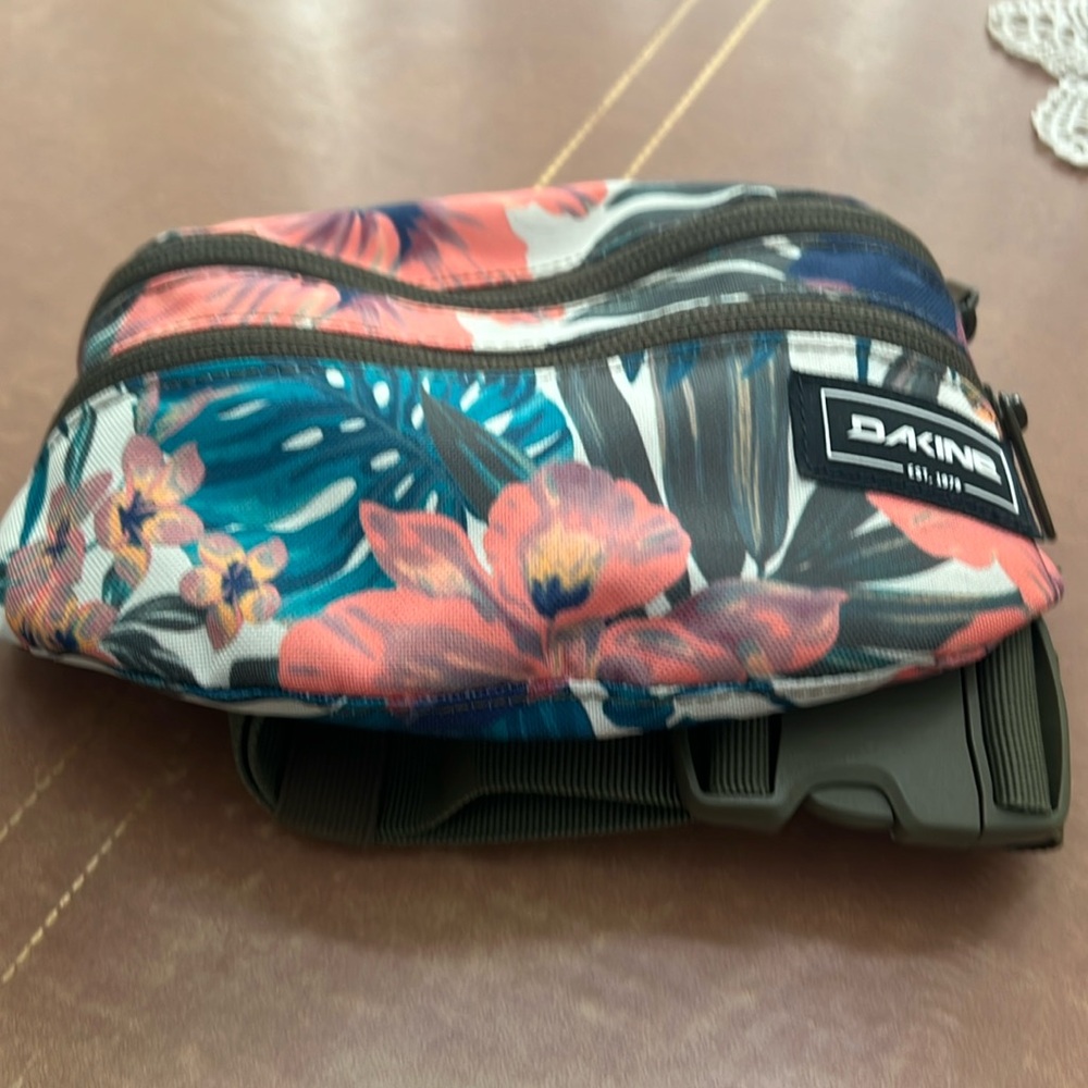 Dakine waist bag Hawaiian print EUC
